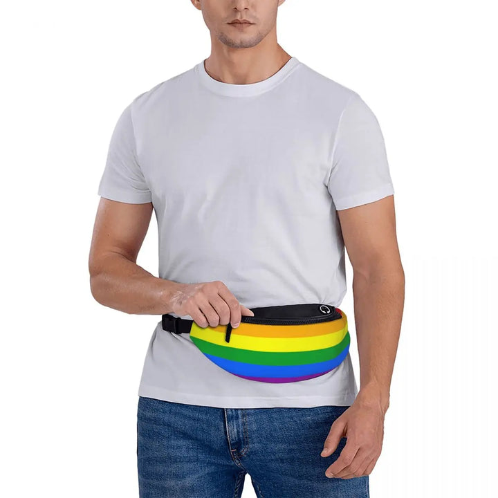 Eine Bauchtasche in den Farben der Regenbogenflagge mit schwarzem Gurt, die LGBTQ+-Stolz und Vielfalt symbolisiert. Perfekt fuer Events wie die Zuerich Pride.