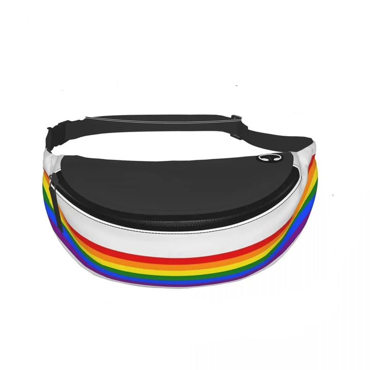 Diese Bauchtasche Funktionalitaet vereint mit einem Statement: Das Design in den Farben der Regenbogenflagge steht fuer Vielfalt, Stolz und Solidaritaet, ideal für LGBTQ+-Events wie die Zuerich Pride. Mit einem verstellbaren schwarzen Gurt passt sie bequem um die Huefte oder ueber die Schulter. Die Tasche bietet ausreichend Platz fuer persoenliche Gegenstaende, verfuegt ueber einen sicheren Reißverschluss und ist aus robustem Material gefertigt, das sich für Alltag und Veranstaltungen gleichermaßen eignet. 