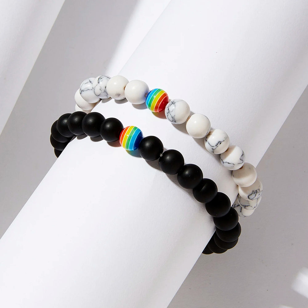 Weisses und Schwarzes Regenbogen Perlen Armband. Mit jeweils einer Regenbogen Perle.