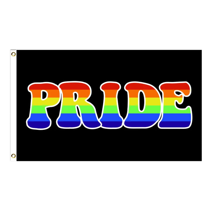 Das Bild zeigt eine Flagge mit einem schwarzen Hintergrund und dem Wort „PRIDE“ in großen, bunten Buchstaben in der Mitte. Die Buchstaben sind in den Regenbogenfarben gestaltet, die von Rot über Gelb und Gruen bis zu Blau und Violett verlaufen. Diese Farben symbolisieren die LGBTQ+ Community und deren Vielfalt. Die Flagge ist ein Ausdruck von Stolz, Unterstuetzung und Solidaritset für die LGBTQ+ Bewegung.