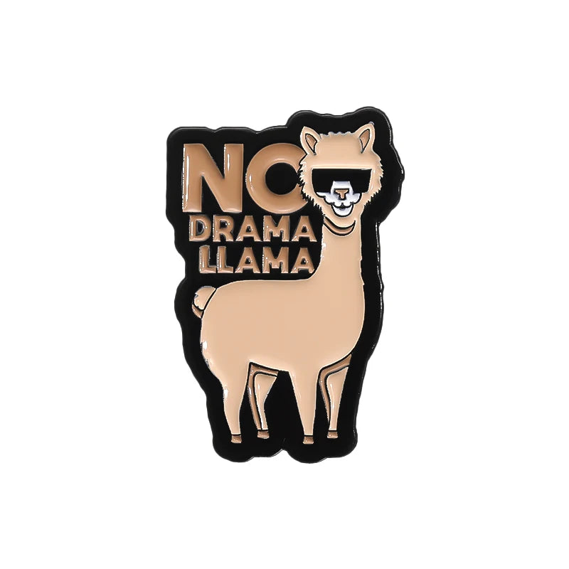 Das Bild zeigt einen Anstecker in Form eines Lamas mit der Aufschrift 'NO DRAMA LLAMA'. Der Anstecker ist humorvoll gestaltet, mit einem stilisierten Lama und einer klar lesbaren Botschaft. Der Hintergrund ist neutral gehalten, wodurch das Design des Ansteckers gut zur Geltung kommt.