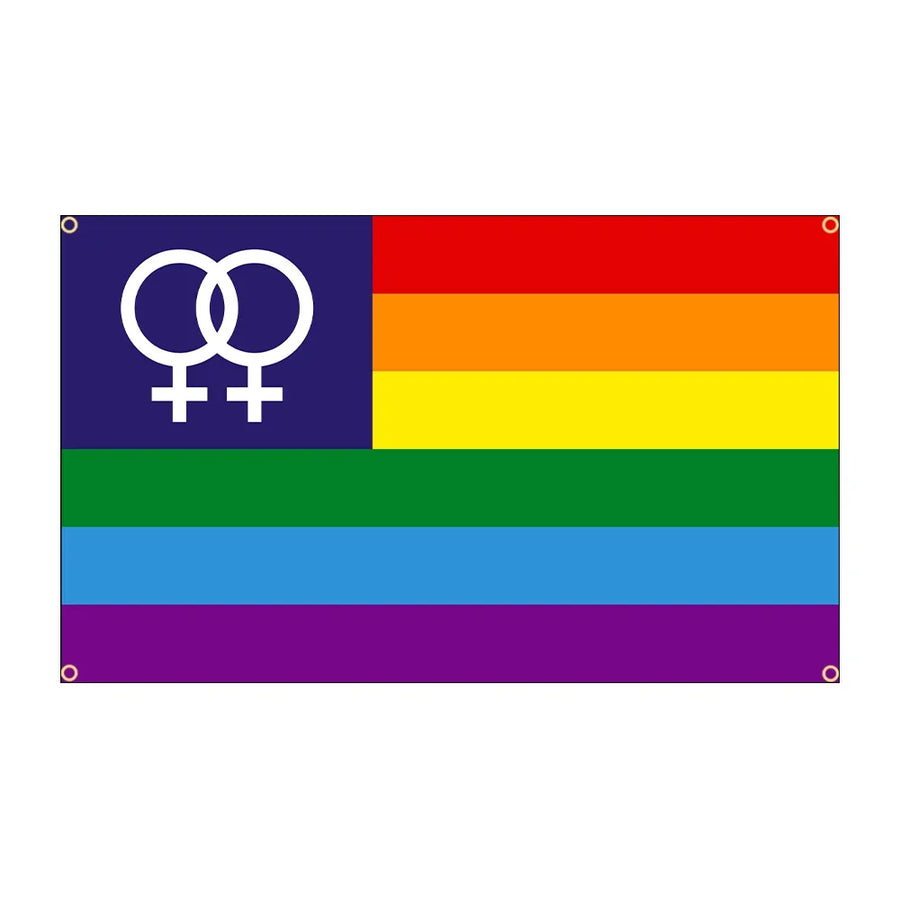 Die Flagge zeigt die klassischen Regenbogenstreifen in lebendigen Farben, die fuer Vielfalt und Akzeptanz stehen. In der oberen Ecke befindet sich das lesbische Symbol: zwei ineinander verschlungene Venus-Zeichen, die in kontrastierendem schwarz gehalten sind, um deutlich hervorzustechen. Dieses Design verbindet die LGBTQ+-Pride-Farben mit einer speziell lesbischen Identitset und ist ein ausdrucksstarkes Symbol für Stolz und Zusammengehoerigkeit.