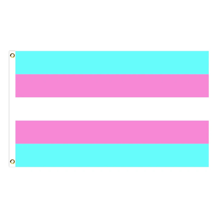 Das Bild zeigt die Transgender-Flagge in den Maßen 150 cm x 90 cm. Die Flagge besteht aus fuenf horizontalen Streifen: zwei hellblaue Streifen oben und unten, zwei rosafarbene Streifen direkt darueber und darunter, und ein weißer Streifen in der Mitte. Diese Farbwahl repraesentiert die traditionelle Zuordnung von Rosa für Maedchen und Blau für Jungen, waehrend Weiß in der Mitte für diejenigen steht, die nicht-binaer, genderqueer oder in einer Geschlechtsuebergangsphase sind.