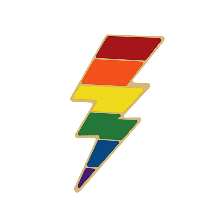 Ein Pin in Form eines Blitzes, gestaltet in den Farben der Regenbogenflagge, symbolisiert LGBTQ+-Stolz, Vielfalt und Energie.