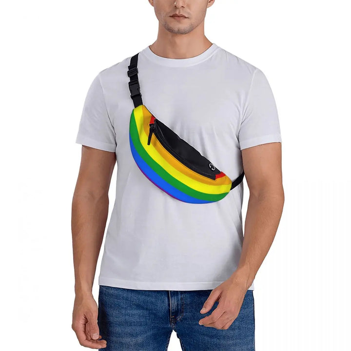 Eine Bauchtasche in den Farben der Regenbogenflagge mit schwarzem Gurt, die LGBTQ+-Stolz und Vielfalt symbolisiert. Perfekt fuer Events wie die Zuerich Pride.