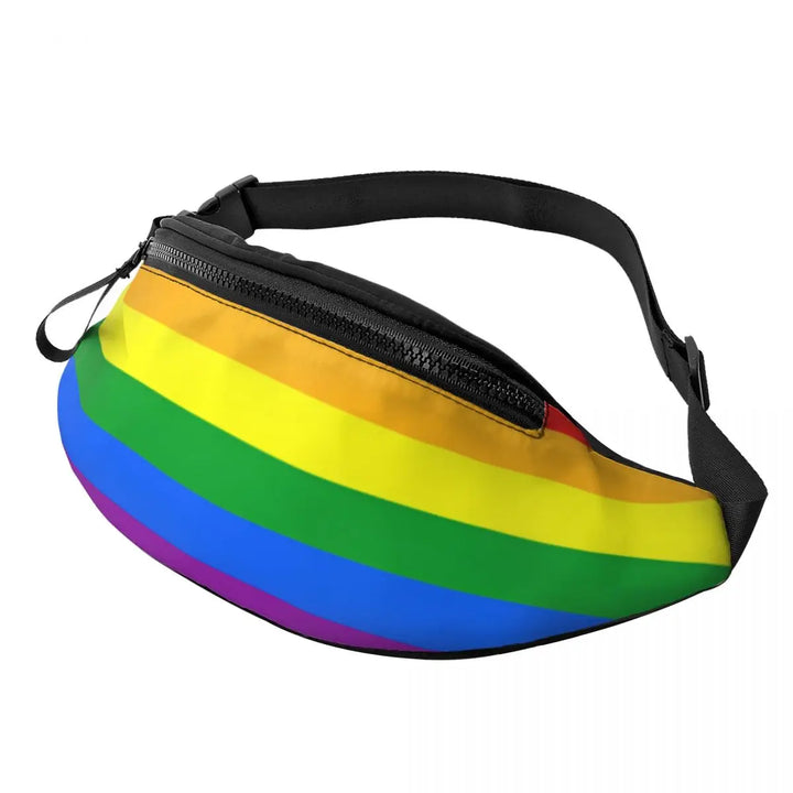 Eine Bauchtasche in den Farben der Regenbogenflagge mit schwarzem Gurt, die LGBTQ+-Stolz und Vielfalt symbolisiert. Perfekt fuer Events wie die Zuerich Pride.