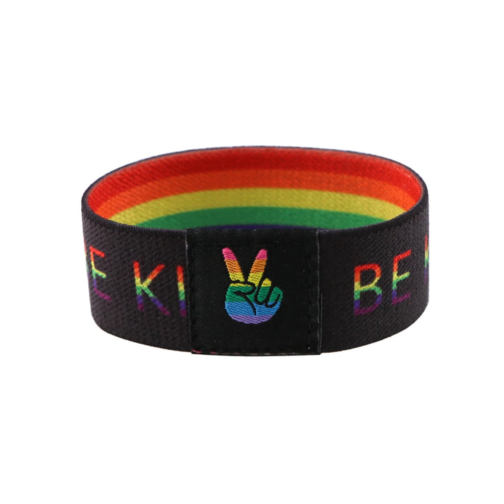 Elastisches Regenbogen Armband. Mit dem Slogan Be Kind auf der Aussenseite.