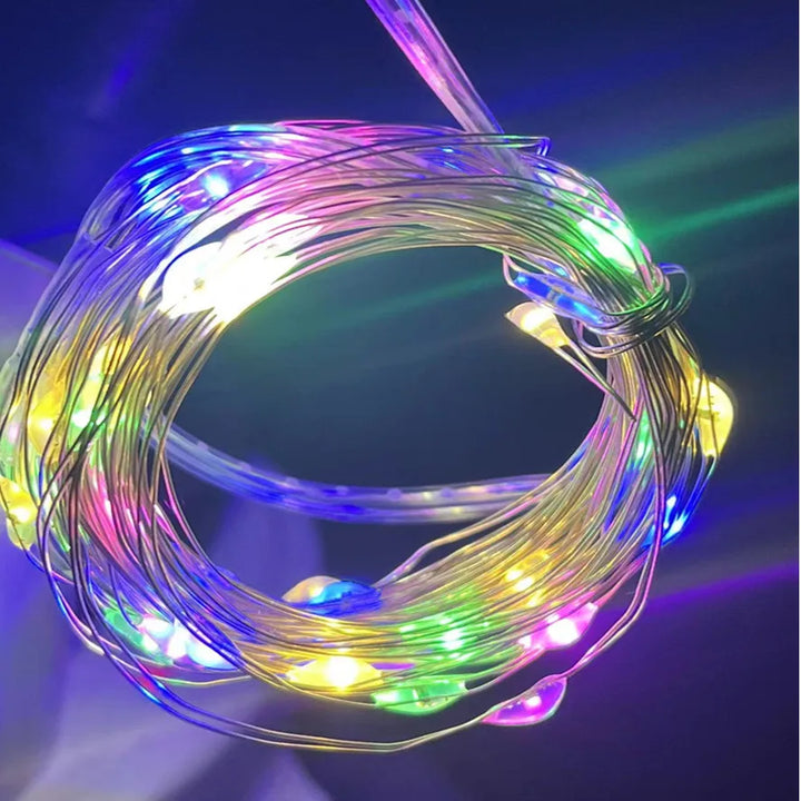 2 Meter lange Lichterkette mit 20 bunten LEDs und Batterien inklusive. Der flexible Draht mit transparentem Kabel laesst sich leicht formen und sorgt fuer stimmungsvolles Licht – ideal fuer Veranstaltungen und zur einfachen Orientierung in großen Menschenmengen.