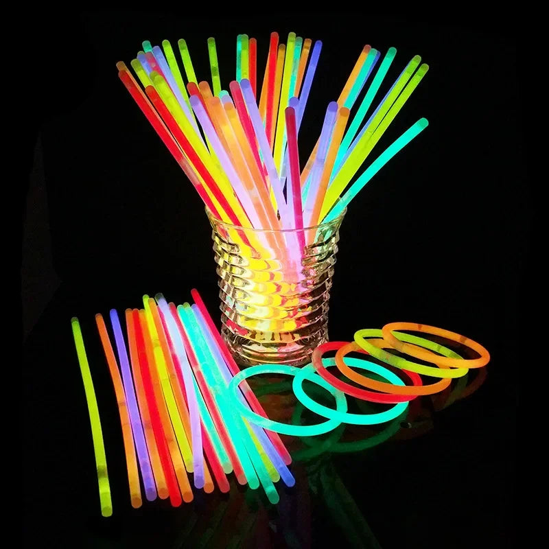 Glowsticks sind flexible, leuchtende Staebe, die durch eine chemische Reaktion Licht erzeugen. Sie leuchten in verschiedenen Farben wie Gelb, Gruen, Blau, Orange oder Pink und sind sowohl einzeln als auch als Armbaender oder Dekoration nutzbar. Aktiviert werden sie durch leichtes Biegen, wodurch die innere Fluessigkeit vermischt wird. Ideal für Partys, Festivals, Nachtwanderungen oder als Sicherheitslicht.