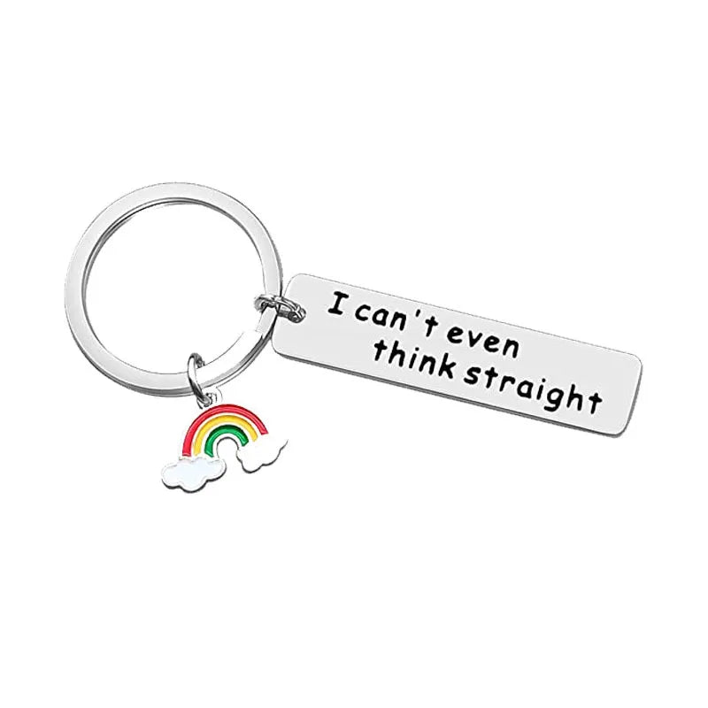 Regenbogen-Schluesselanhaenger. Ein rechteckiger Schluesselanhaenger mit der humorvollen Gravur „I Can't Even Think Straight“ und einem bunten Regenbogen-Charme. Hergestellt aus hochwertigem Metall, eignet es sich perfekt als Schluessel- oder Taschenanhaenger und setzt ein stilvolles Zeichen der Unterstuetzung fuer die LGBTQ+-Community.

