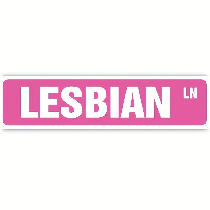 Lesbian Lane Metall Schild in Pinker Farbe.