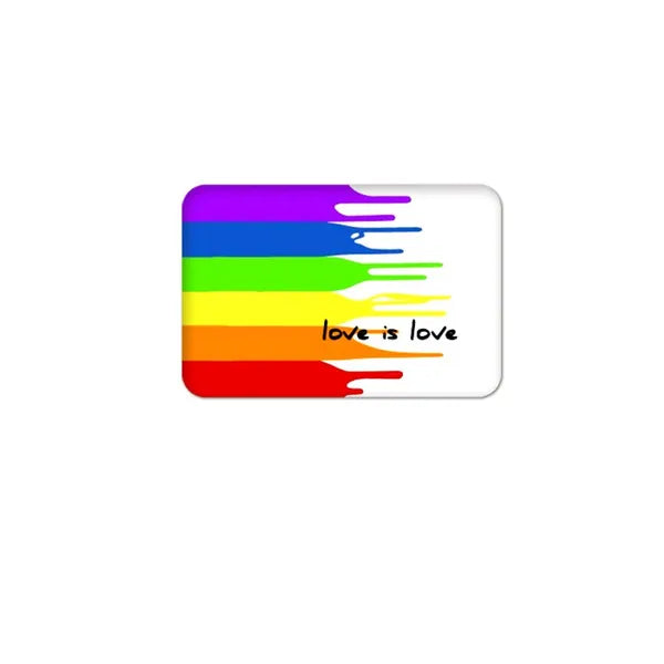 LGBTQI+ Ansteckbutton mit Aufschrift ‚Love is Love‘ im Regenbogendesign, zeigt Unterstuetzung und Solidaritaet mit der LGBTQI+ Community.