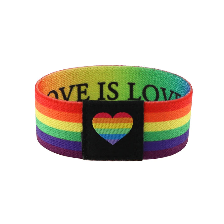 Elastisches Regenbogen Armband. Mit Regenbogen Muster auf der Aussenseite, auf der Innenseite befindet sich der Slogen Love is Love.