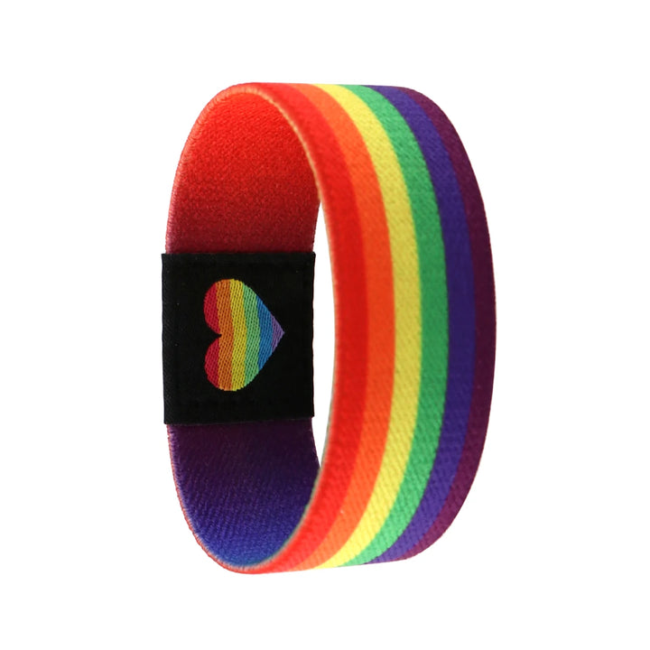 Elastisches Regenbogen Armband. Mit Regenbogen Muster auf der Aussenseite, auf der Innenseite befindet sich der Slogen Love is Love.