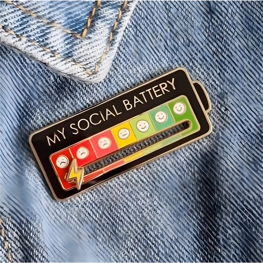 Pin: 5x2 cm, mit verstellbarem Blitz-Zeiger.
Dieser kreative Pin im Batteriedesign zeigt den "Social Battery"-Status an. Der verstellbare Blitz-Zeiger laesst sich flexibel positionieren, um die Energieanzeige individuell einzustellen.