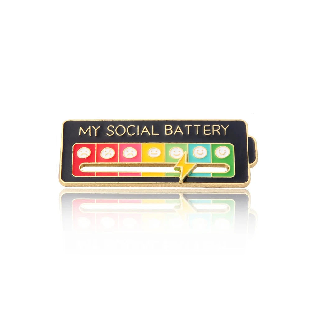 Pin: 5x2 cm, mit verstellbarem Blitz-Zeiger.
Dieser kreative Pin im Batteriedesign zeigt den "Social Battery"-Status an. Der verstellbare Blitz-Zeiger laesst sich flexibel positionieren, um die Energieanzeige individuell einzustellen.