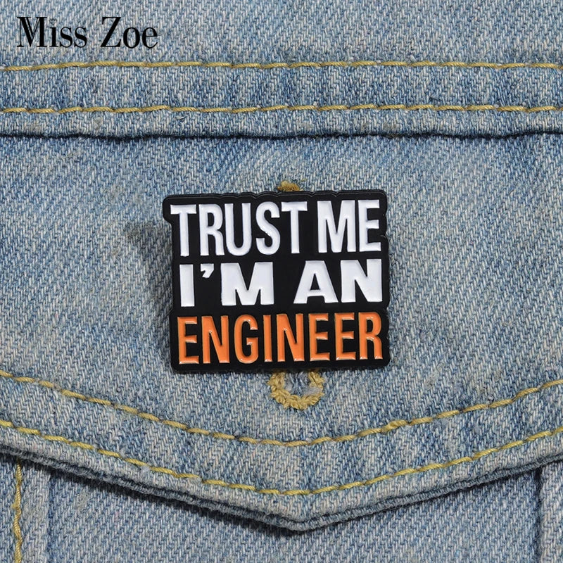 Pin: 5x2 cm, mit Schriftzug "Trust Me, I'm an Engineer".
Stylischer Pin mit humorvollem Design