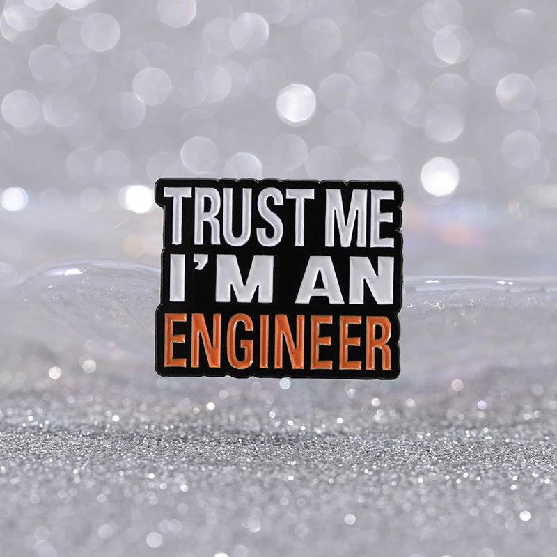 Pin: 5x2 cm, mit Schriftzug "Trust Me, I'm an Engineer".
Stylischer Pin mit humorvollem Design