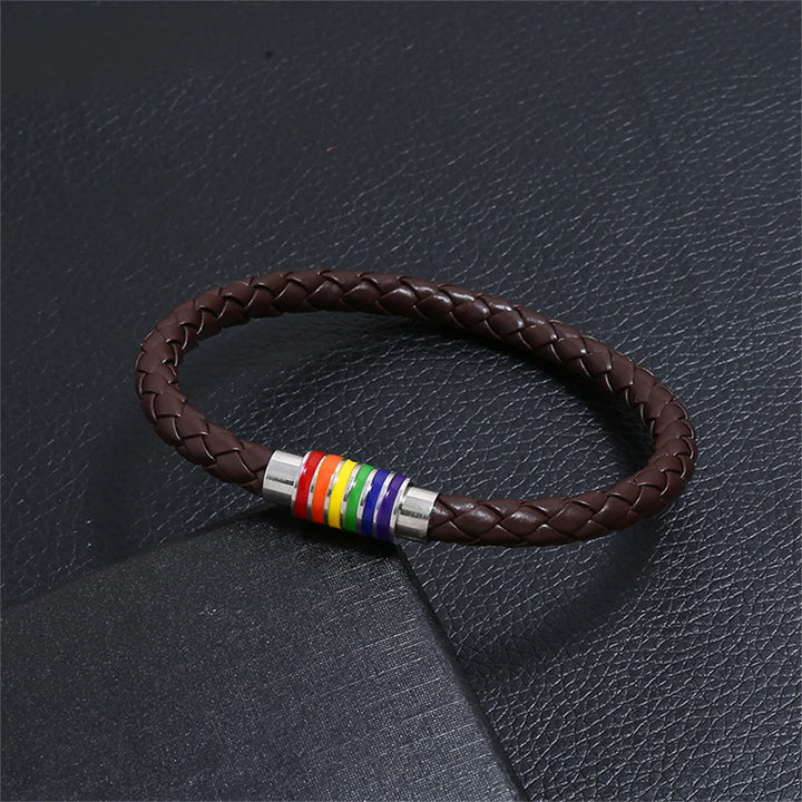 Braunes geflochtenes Lederarmband mit silbernem Magnetverschluss und Regenbogen-Design, symbolisch für LGBTQ+ Stolz und Unterstützung.