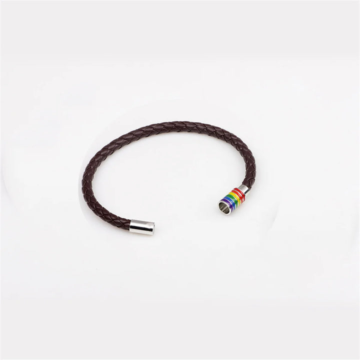 Braunes geflochtenes Lederarmband mit silbernem Magnetverschluss und Regenbogen-Design, symbolisch für LGBTQ+ Stolz und Unterstützung.