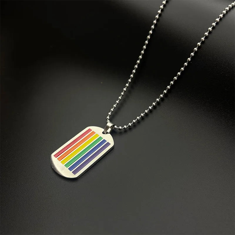 Silberne Halskette mit Anhänger im rechteckigen Design mit Regenbogenstreifen, symbolisch für LGBTQ+ Stolz und Vielfalt.