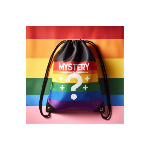 Mystery Bag mit Regenbogenfarben und großem Fragezeichen, umgeben von einer Pride-Flagge, symbolisch für Überraschung und LGBTQ+ Stolz.