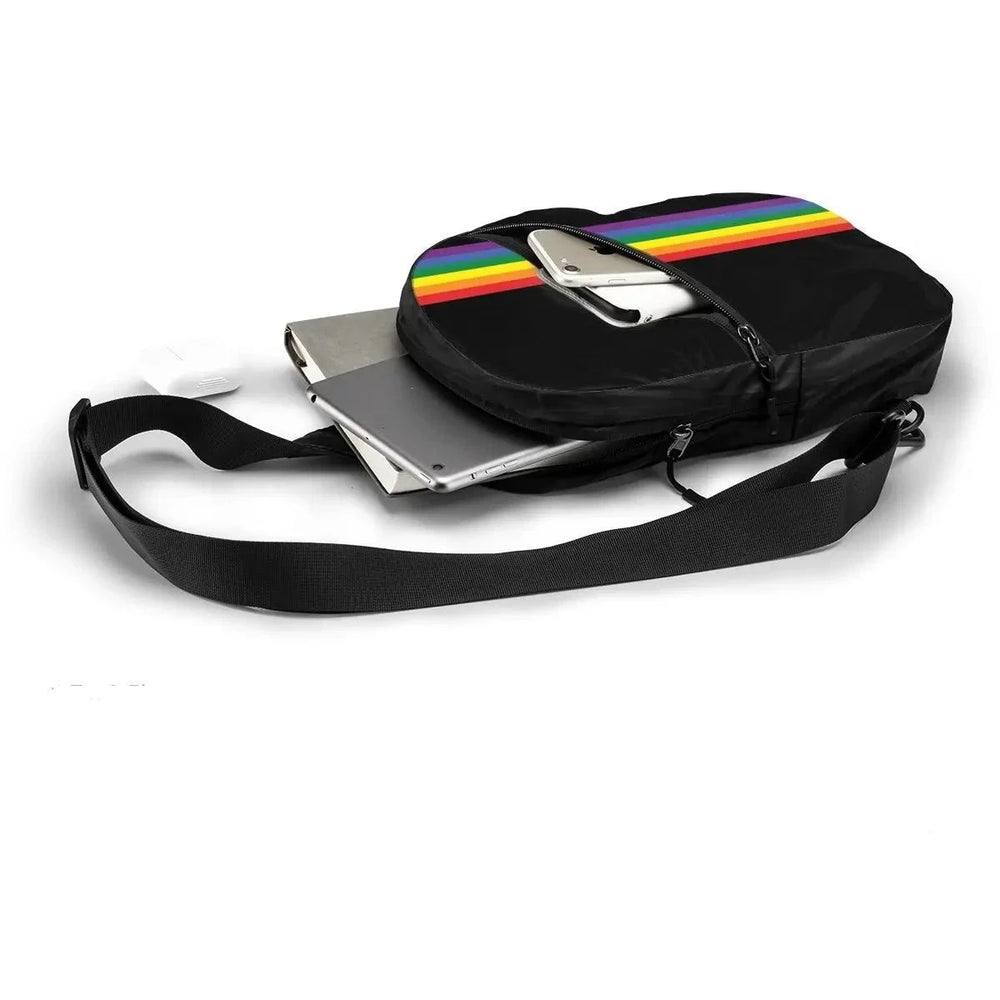 Moderner Crossbody-Rucksack in Schwarz mit stilvollem Regenbogenstreifen-Design. Ausgestattet mit mehreren Reißverschlusstaschen und einem verstellbaren Gurt für Komfort und Funktionalität. Perfekt für Alltag, Reisen oder Pride-Events