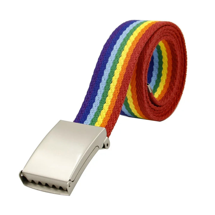 Hochwertiger Gürtel im Regenbogen-Design mit robuster silbernen Schnalle. Ein stilvolles Accessoire, das LGBTQ+ Stolz und Individualität repräsentiert.