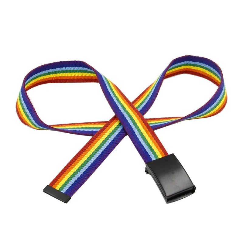 Hochwertiger Gürtel im Regenbogen-Design mit robuster schwarzer Schnalle. Ein stilvolles Accessoire, das LGBTQ+ Stolz und Individualität repräsentiert.