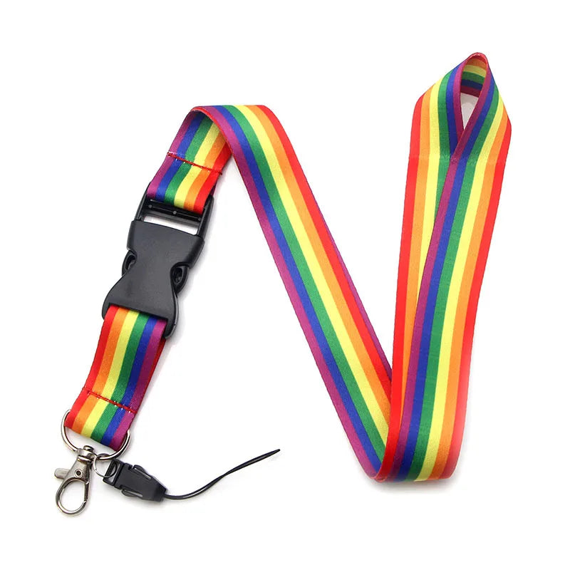 Schlüsselband im Regenbogen-Design mit stabilem Karabinerhaken und Sicherheitsverschluss. Ideal für Schlüssel, Ausweise oder kleine Accessoires. Ein praktisches und farbenfrohes Symbol für LGBTQ+ Stolz.