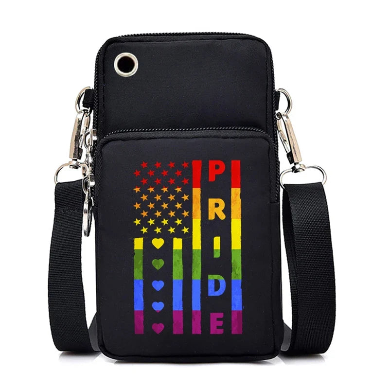 Kompakte schwarze Umhängetasche mit farbenfrohem Pride-Design, verstellbarem Schultergurt und mehreren Fächern. Perfekt für den Alltag oder Events, um LGBTQ+ Stolz und Unterstützung zu zeigen.