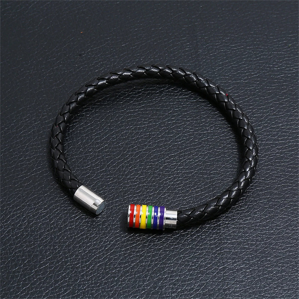 Schwarzes geflochtenes Lederarmband mit silbernem Magnetverschluss und Regenbogen-Design, symbolisch für LGBTQ+ Stolz und Unterstützung.