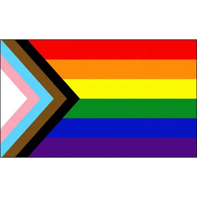 Die „Progress Pride Flagge“ ist eine Variation der klassischen LGBTQ+ Pride-Flagge mit den traditionellen Regenbogenfarben und einem Chevron-Muster auf der linken Seite. Dass Chevron in Weiß, Rosa, Hellblau, Braun und Schwarz steht für die Transgender-Community, Menschen mit unterschiedlichen Hautfarben sowie für die Erinnerung an HIV/AIDS-Betroffene und symbolisiert Fortschritt und Inklusion.