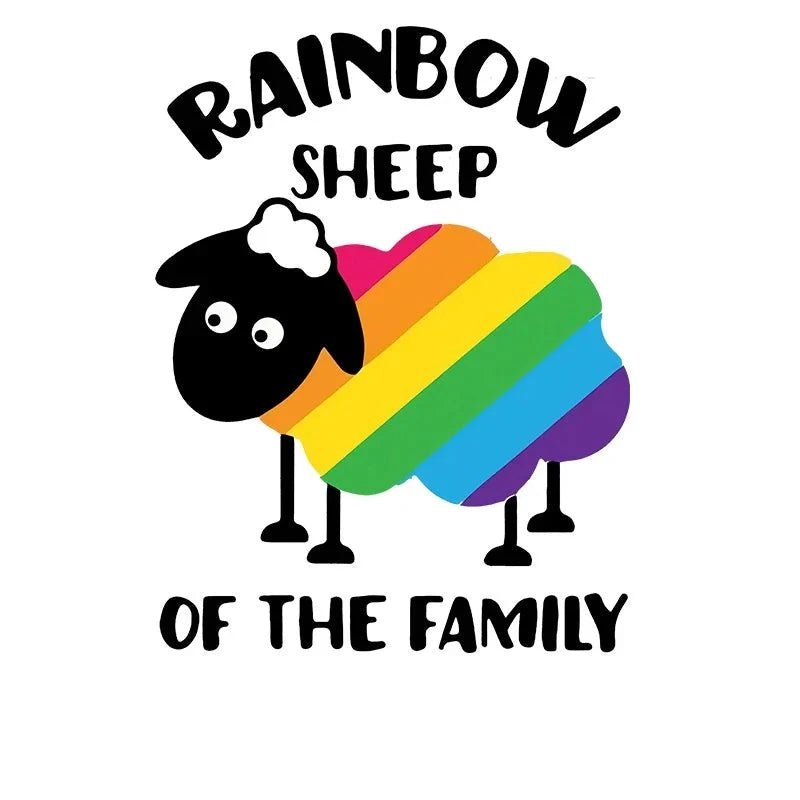 Humorvolle Illustration mit einem Regenbogenschaf und der Aufschrift 'Rainbow Sheep of the Family'. T-Shirt Transferdruck.