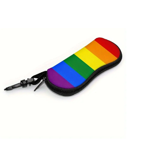 Ein schmales Etui mit Reißverschluss in den Farben der Regenbogenflagge. An der Seite ist ein abnehmbarer Clip und ein kleiner Schraubendreher befestigt. Perfekt für unterwegs.