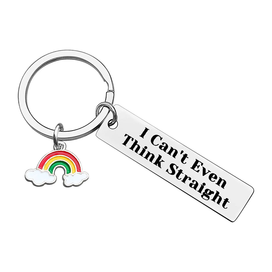 Regenbogen-Schluesselanhaenger. Ein rechteckiger Schluesselanhaenger mit der humorvollen Gravur „I Can't Even Think Straight“ und einem bunten Regenbogen-Charme. Hergestellt aus hochwertigem Metall, eignet es sich perfekt als Schluessel- oder Taschenanhaenger und setzt ein stilvolles Zeichen der Unterstuetzung fuer die LGBTQ+-Community.

