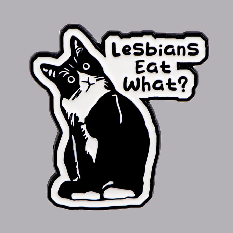 Ein humorvoller Pin mit einem detaillierten Katzenmotiv und der Aufschrift „Lesbian eat what?“ aus leichter, robuster Zinkerlegierung. Die polierte, kratzfeste Oberflaeche und der sichere Pin-Verschluss machen ihn zu einem langlebigen Accessoire, das auffaellt und zum Schmunzeln anregt.