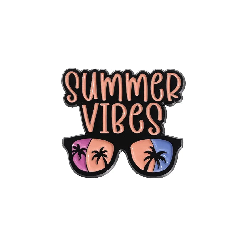 Das Bild zeigt den Schriftzug „Summer Vibes“ in verspielter Schrift auf schwarzem Hintergrund. Darunter ist eine Sonnenbrille mit einem pinken und einem blauen Glas, jeweils mit Palmen-Silhouetten, die ein tropisches Sommer-Feeling vermitteln.