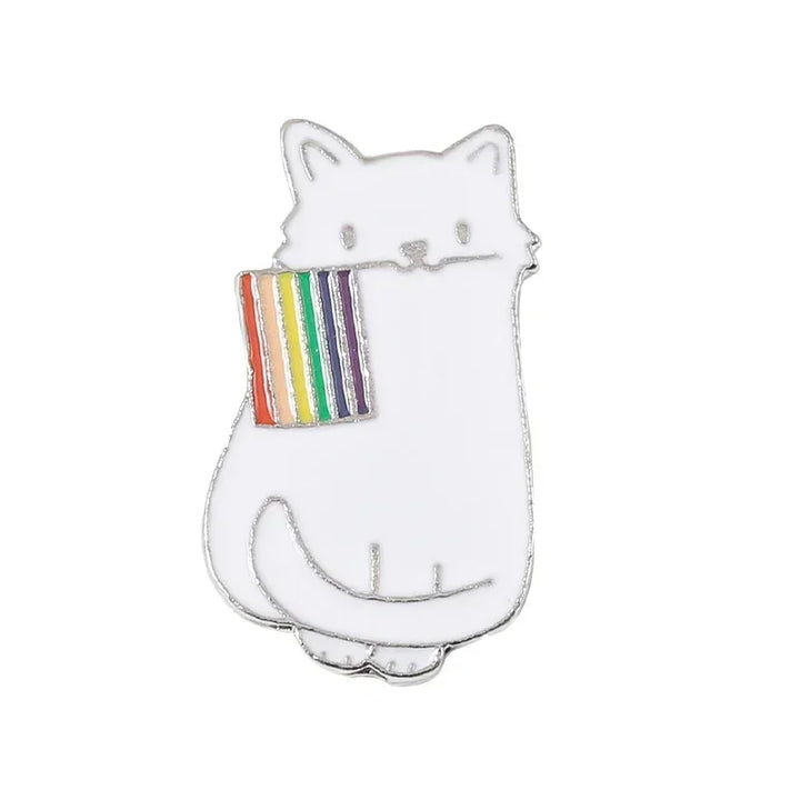 Dieser einzigartige Pin zeigt eine schwarze und eine weisse Katze, die stolz eine LGBTQI+-Regenbogenflagge im Mund tragen. Das Design vereint die kraftvolle Symbolik der Regenbogenflagge mit der geheimnisvollen Eleganz der Katze, wodurch ein ausdrucksstarkes Accessoire entsteht. Perfekt, um an Jacken, Taschen oder Rucksaecken ein Statement für Vielfalt und Akzeptanz zu setzen!